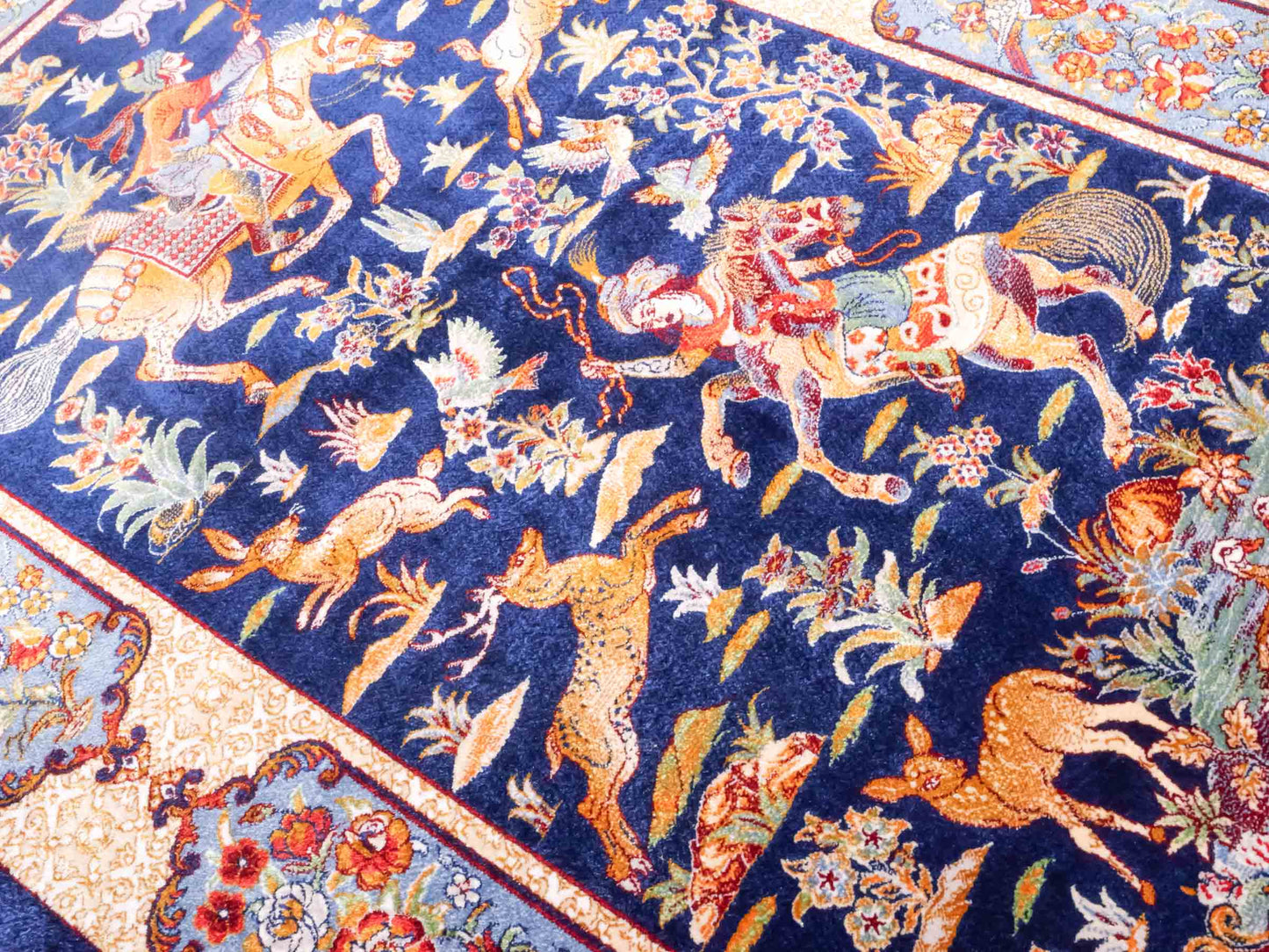 Ghom Maschinenteppich "Fariborz" 90 x 60 cm aus pflanzlicher Seide (Viskose) mit Jagdmotiv, Navy-Blau. Teppichnummer: V25NY054H. Persian Luxury Collection by Khademi. Made in Iran / Persia – Vertrieb durch JUPITER Intl.