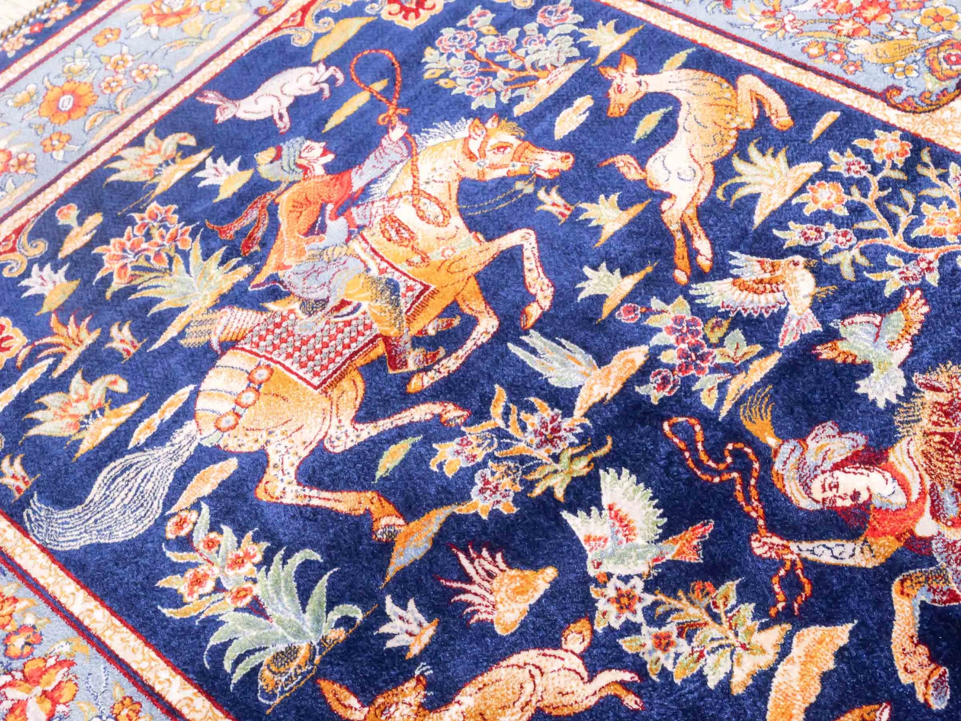 Ghom Maschinenteppich "Fariborz" 90 x 60 cm aus pflanzlicher Seide (Viskose) mit Jagdmotiv, Navy-Blau. Teppichnummer: V25NY054H. Persian Luxury Collection by Khademi. Made in Iran / Persia – Vertrieb durch JUPITER Intl.