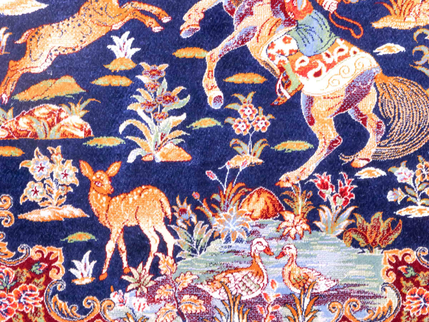 Ghom Maschinenteppich "Fariborz" 90 x 60 cm aus pflanzlicher Seide (Viskose) mit Jagdmotiv, Navy-Blau. Teppichnummer: V25NY054H. Persian Luxury Collection by Khademi. Made in Iran / Persia – Vertrieb durch JUPITER Intl.