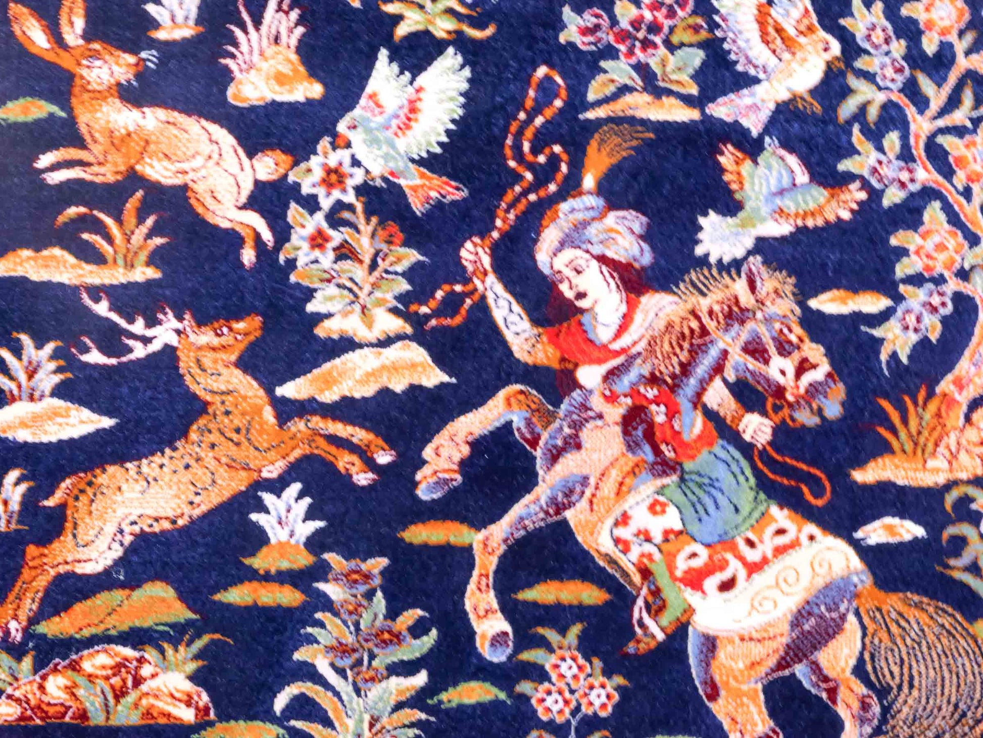 Ghom Maschinenteppich "Fariborz" 90 x 60 cm aus pflanzlicher Seide (Viskose) mit Jagdmotiv, Navy-Blau. Teppichnummer: V25NY054H. Persian Luxury Collection by Khademi. Made in Iran / Persia – Vertrieb durch JUPITER Intl.
