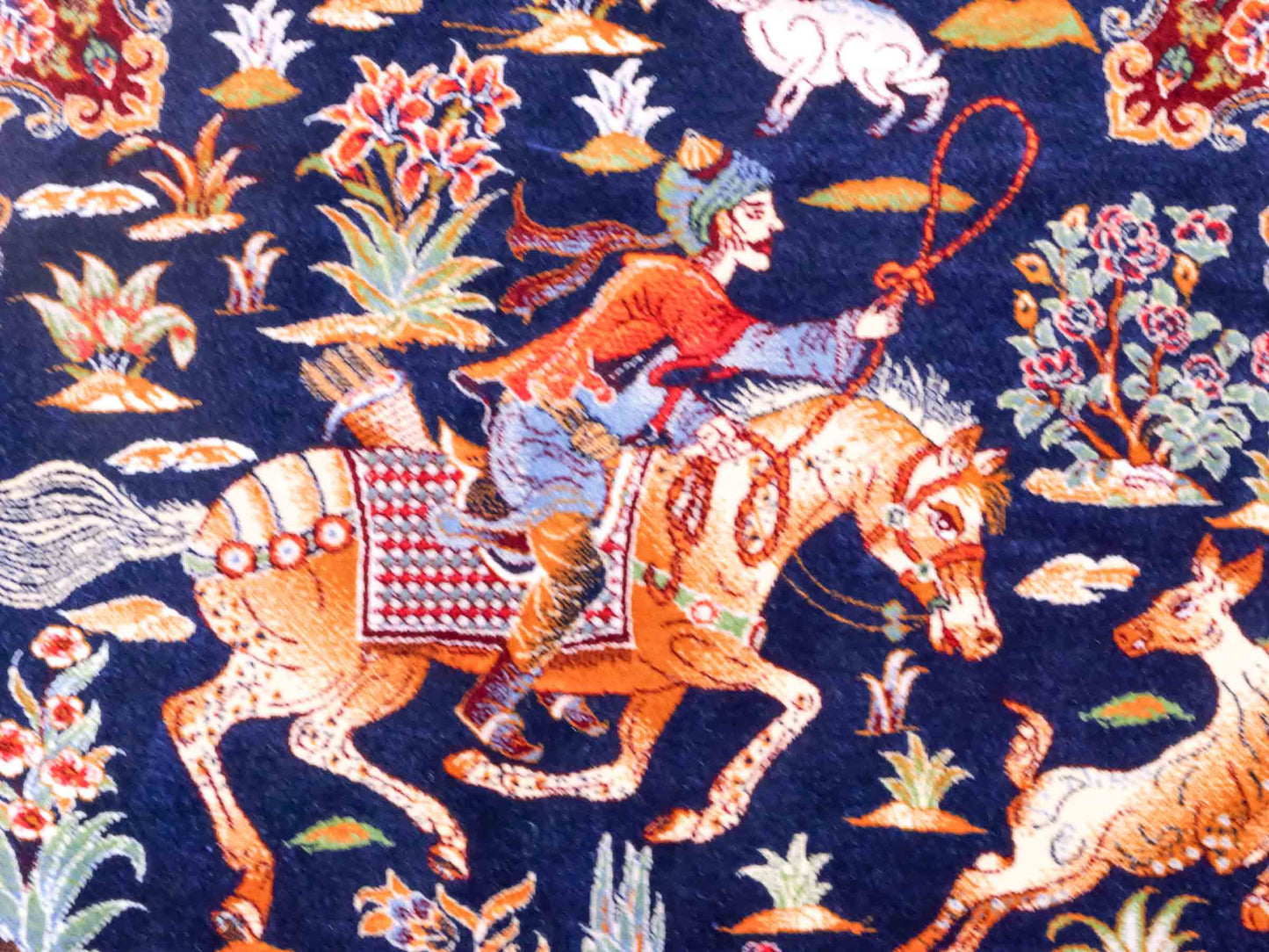 Ghom Maschinenteppich "Fariborz" 90 x 60 cm aus pflanzlicher Seide (Viskose) mit Jagdmotiv, Navy-Blau. Teppichnummer: V25NY054H. Persian Luxury Collection by Khademi. Made in Iran / Persia – Vertrieb durch JUPITER Intl.