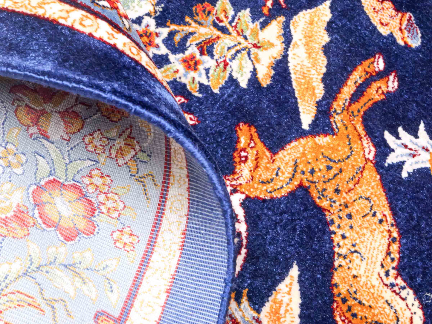 Ghom Maschinenteppich "Fariborz" 90 x 60 cm aus pflanzlicher Seide (Viskose) mit Jagdmotiv, Navy-Blau. Teppichnummer: V25NY054H. Persian Luxury Collection by Khademi. Made in Iran / Persia – Vertrieb durch JUPITER Intl.