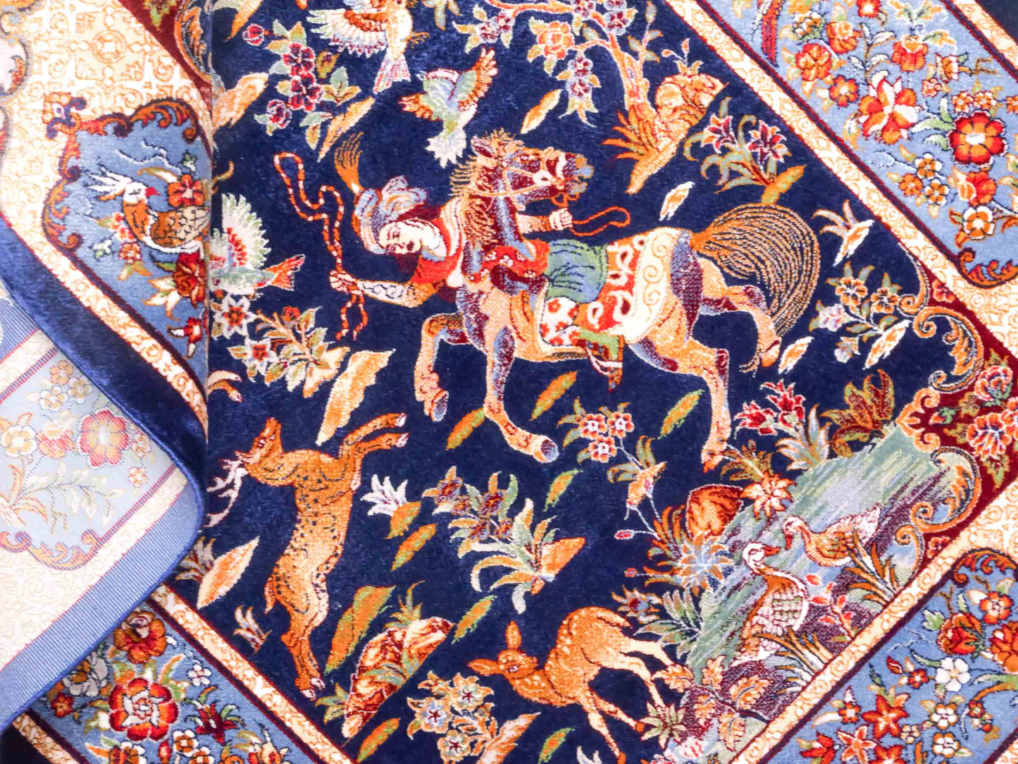 Ghom Maschinenteppich "Fariborz" 90 x 60 cm aus pflanzlicher Seide (Viskose) mit Jagdmotiv, Navy-Blau. Teppichnummer: V25NY054H. Persian Luxury Collection by Khademi. Made in Iran / Persia – Vertrieb durch JUPITER Intl.