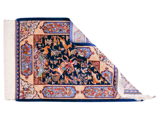 Ghom Maschinenteppich "Fariborz" 90 x 60 cm aus pflanzlicher Seide (Viskose) mit Jagdmotiv, Navy-Blau. Teppichnummer: V25NY054H. Persian Luxury Collection by Khademi. Made in Iran / Persia – Vertrieb durch JUPITER Intl.