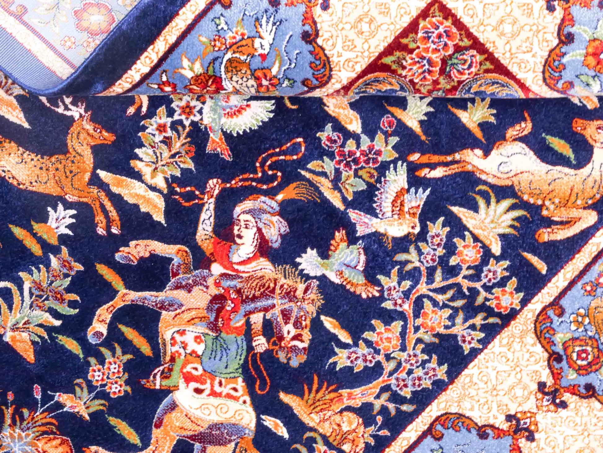 Ghom Maschinenteppich "Fariborz" 90 x 60 cm aus pflanzlicher Seide (Viskose) mit Jagdmotiv, Navy-Blau. Teppichnummer: V25NY054H. Persian Luxury Collection by Khademi. Made in Iran / Persia – Vertrieb durch JUPITER Intl.
