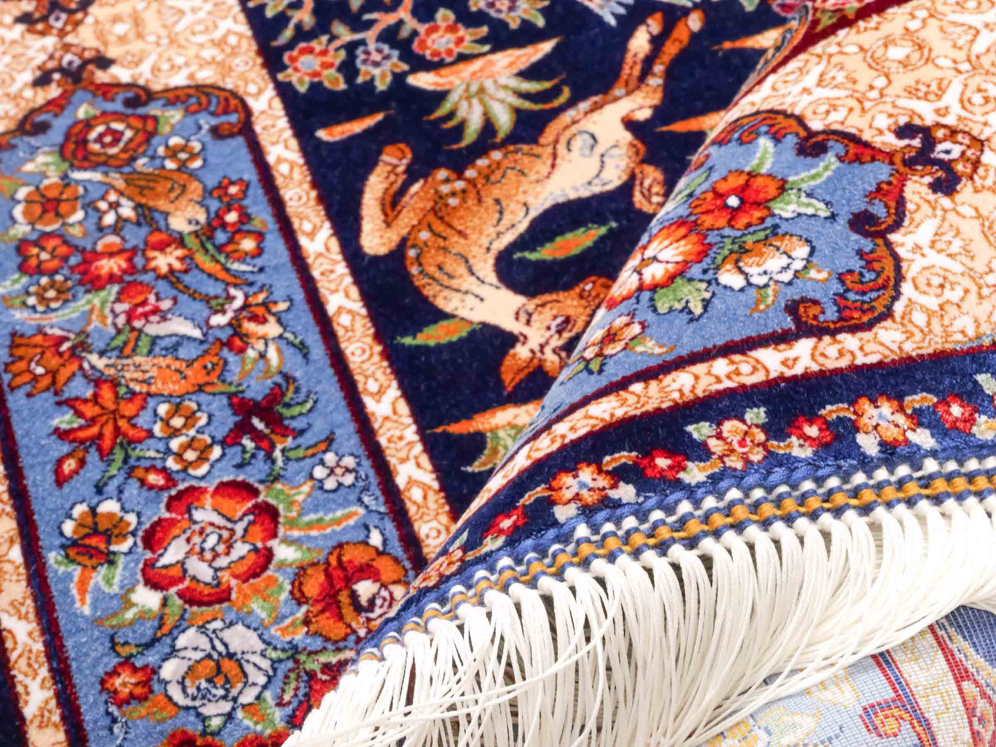Ghom Maschinenteppich "Fariborz" 90 x 60 cm aus pflanzlicher Seide (Viskose) mit Jagdmotiv, Navy-Blau. Teppichnummer: V25NY054H. Persian Luxury Collection by Khademi. Made in Iran / Persia – Vertrieb durch JUPITER Intl.