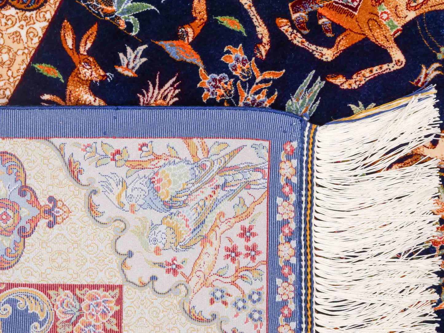 Ghom Maschinenteppich "Fariborz" 90 x 60 cm aus pflanzlicher Seide (Viskose) mit Jagdmotiv, Navy-Blau. Teppichnummer: V25NY054H. Persian Luxury Collection by Khademi. Made in Iran / Persia – Vertrieb durch JUPITER Intl.