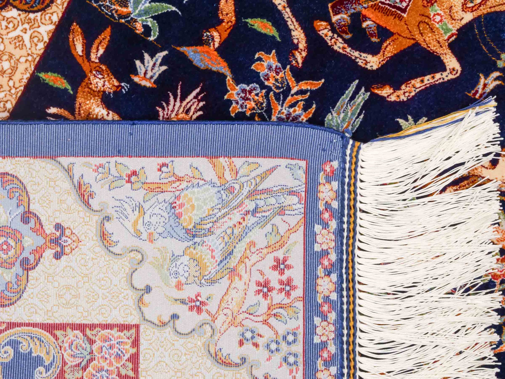 Ghom Maschinenteppich "Fariborz" 90 x 60 cm aus pflanzlicher Seide (Viskose) mit Jagdmotiv, Navy-Blau. Teppichnummer: V25NY054H. Persian Luxury Collection by Khademi. Made in Iran / Persia – Vertrieb durch JUPITER Intl.