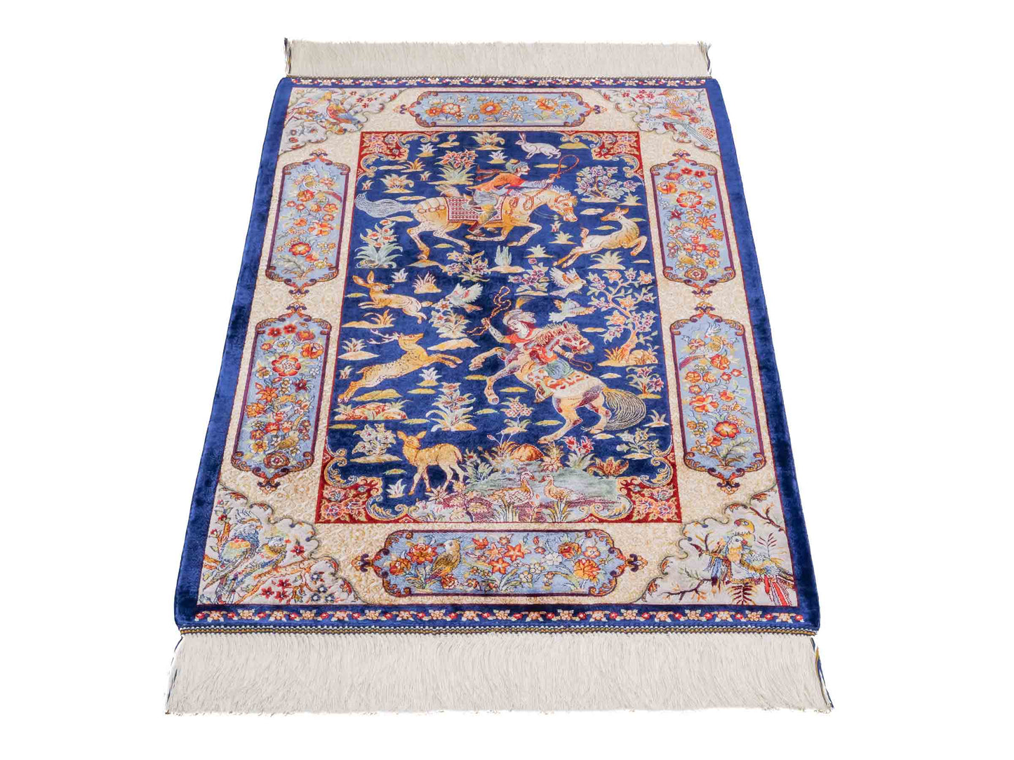 Ghom Maschinenteppich "Fariborz" 90 x 60 cm aus pflanzlicher Seide (Viskose) mit Jagdmotiv, Navy-Blau. Teppichnummer: V25NY054H. Persian Luxury Collection by Khademi. Made in Iran / Persia – Vertrieb durch JUPITER Intl.
