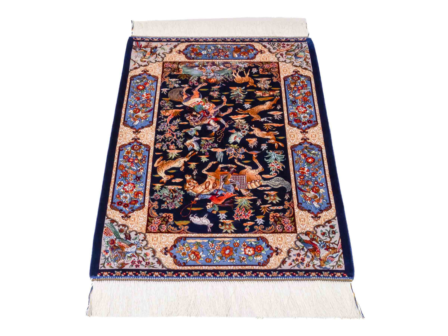 Ghom Maschinenteppich "Fariborz" 90 x 60 cm aus pflanzlicher Seide (Viskose) mit Jagdmotiv, Navy-Blau. Teppichnummer: V25NY054H. Persian Luxury Collection by Khademi. Made in Iran / Persia – Vertrieb durch JUPITER Intl.