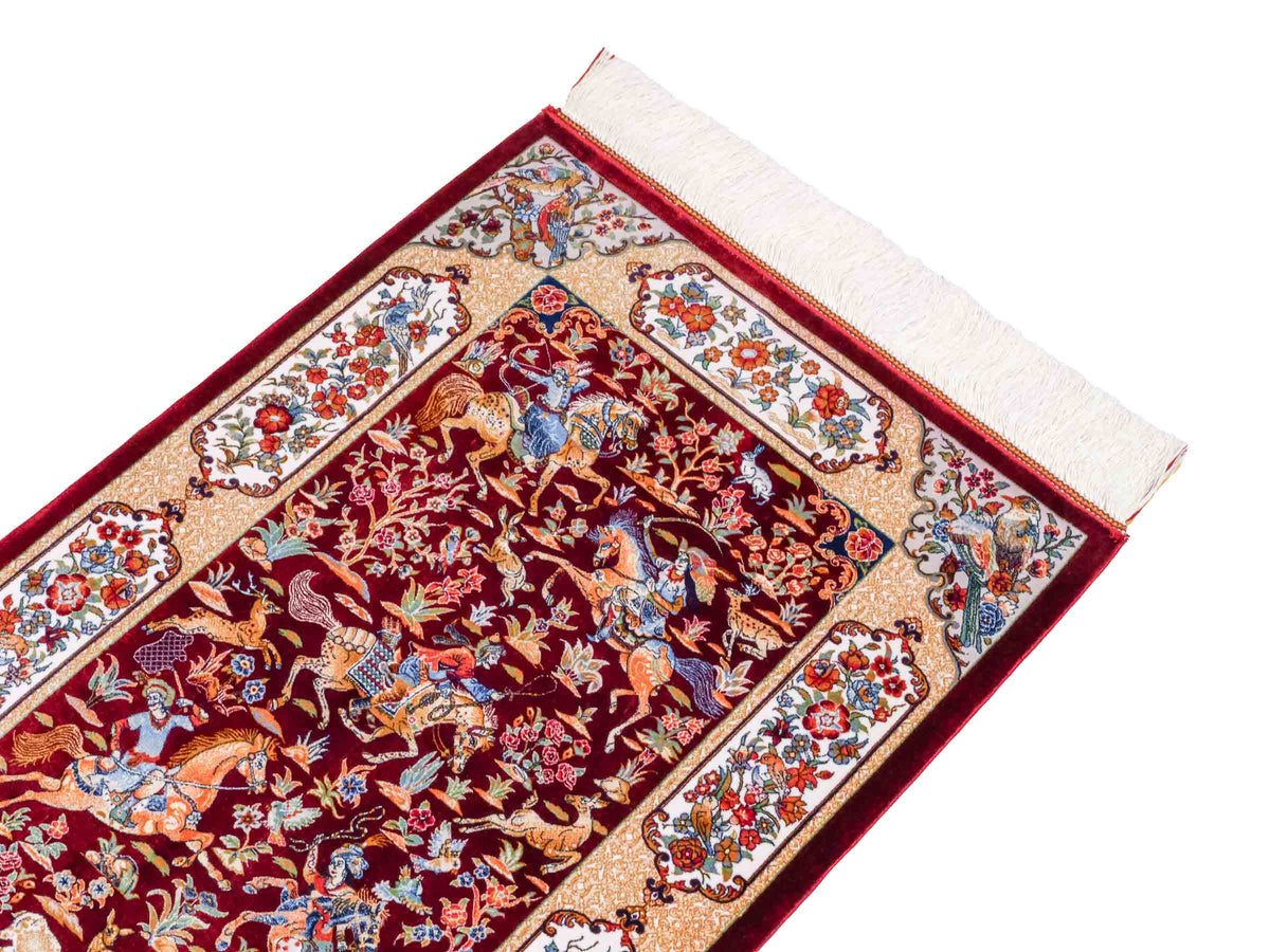 Ghom Maschinenteppich "Fariborz" 90 x 60 cm, mit Jagdmotiv, Rot-Beige, aus pflanzlicher Seide (Viskose), Hand-Finished. Teppichnummer: V25RB054H. Persian Luxury Collection by Khademi. Made in Iran / Persia – Vertrieb durch JUPITER Intl.