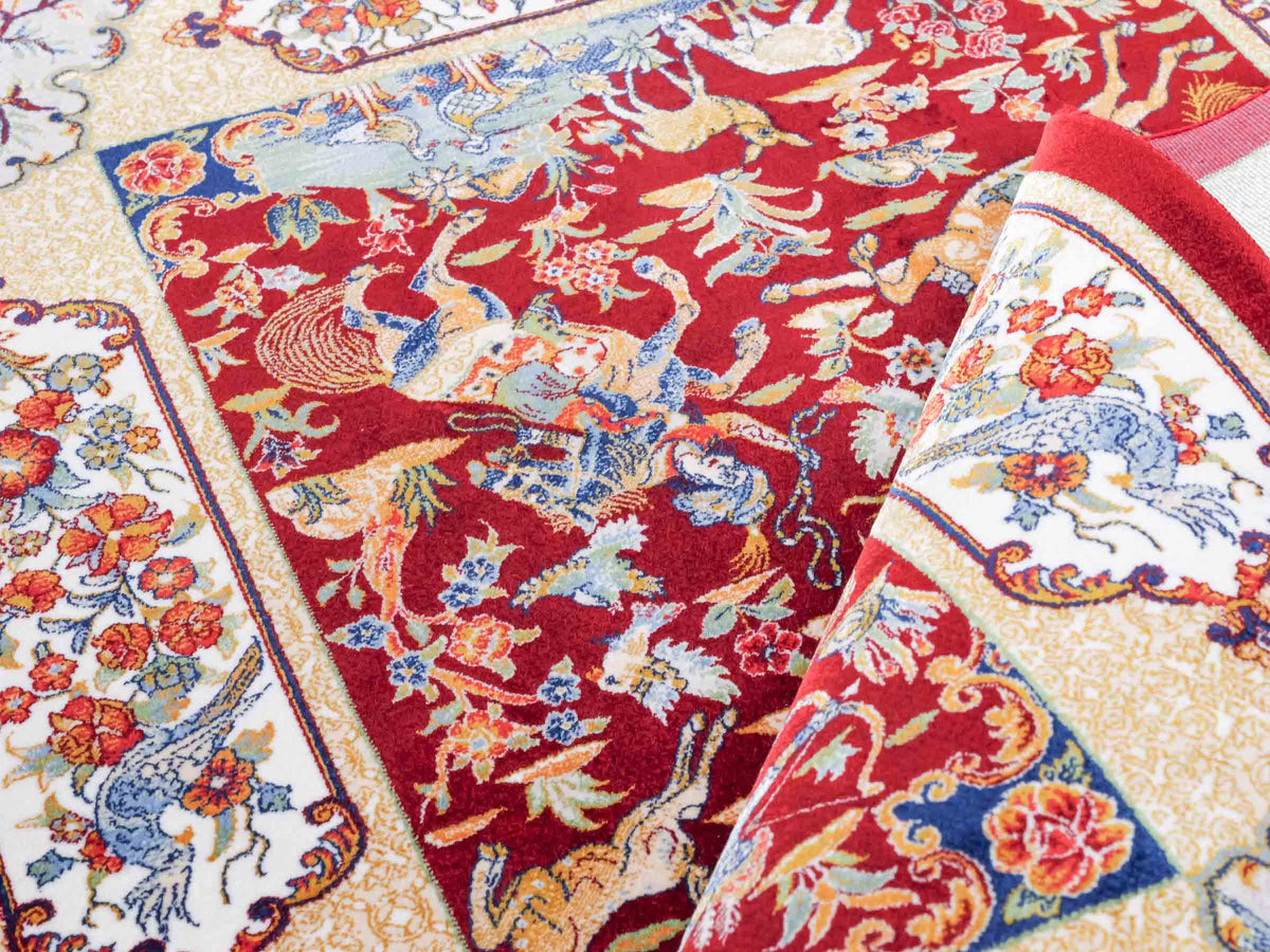 Ghom Maschinenteppich "Fariborz" 90 x 60 cm, mit Jagdmotiv, Rot-Beige, aus pflanzlicher Seide (Viskose), Hand-Finished. Teppichnummer: V25RB054H. Persian Luxury Collection by Khademi. Made in Iran / Persia – Vertrieb durch JUPITER Intl.