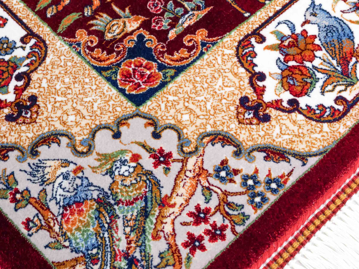 Ghom Maschinenteppich "Fariborz" 90 x 60 cm, mit Jagdmotiv, Rot-Beige, aus pflanzlicher Seide (Viskose), Hand-Finished. Teppichnummer: V25RB054H. Persian Luxury Collection by Khademi. Made in Iran / Persia – Vertrieb durch JUPITER Intl.