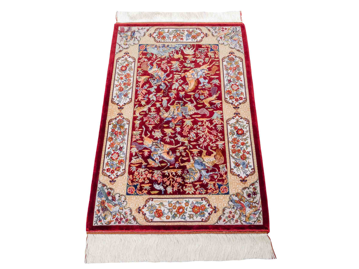 Ghom Maschinenteppich "Fariborz" 90 x 60 cm, mit Jagdmotiv, Rot-Beige, aus pflanzlicher Seide (Viskose), Hand-Finished. Teppichnummer: V25RB054H. Persian Luxury Collection by Khademi. Made in Iran / Persia – Vertrieb durch JUPITER Intl.