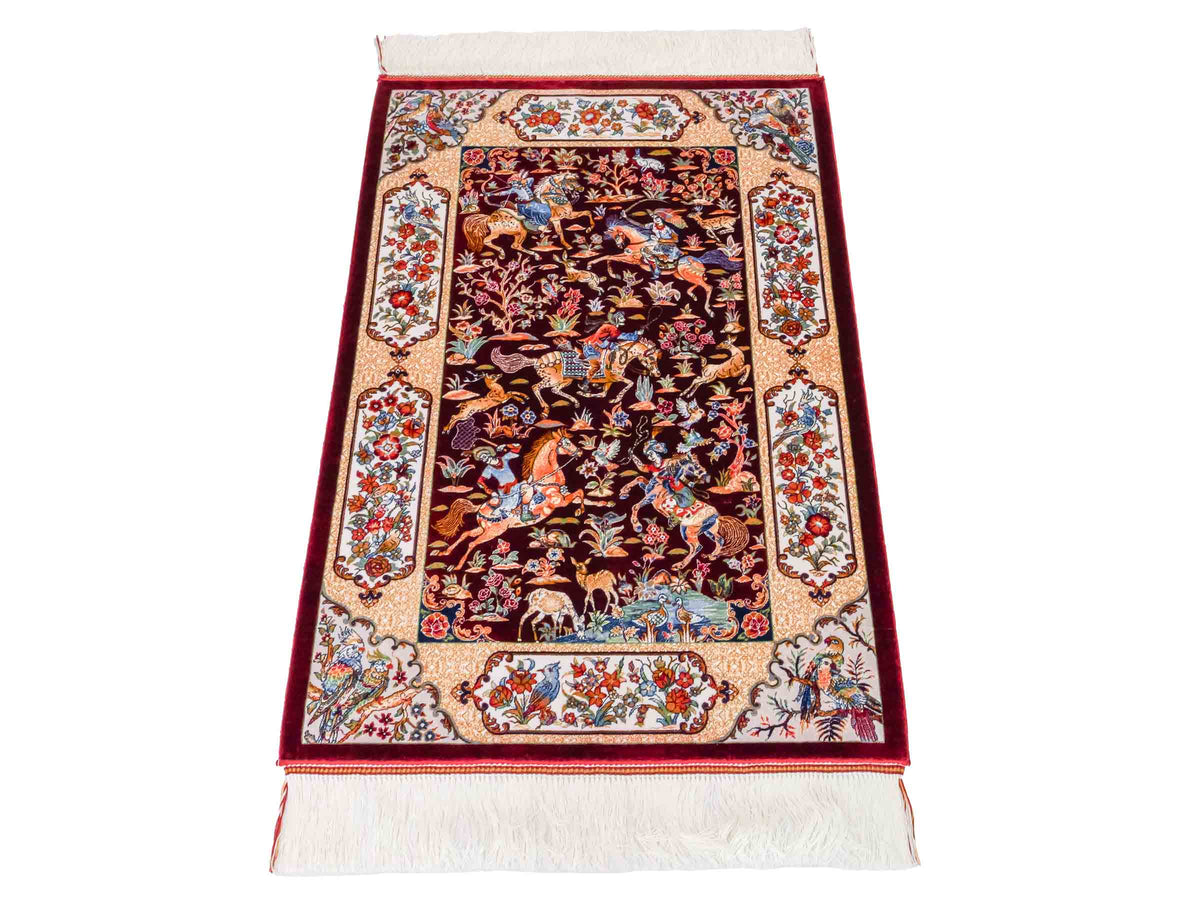Ghom Maschinenteppich "Fariborz" 90 x 60 cm, mit Jagdmotiv, Rot-Beige, aus pflanzlicher Seide (Viskose), Hand-Finished. Teppichnummer: V25RB054H. Persian Luxury Collection by Khademi. Made in Iran / Persia – Vertrieb durch JUPITER Intl.