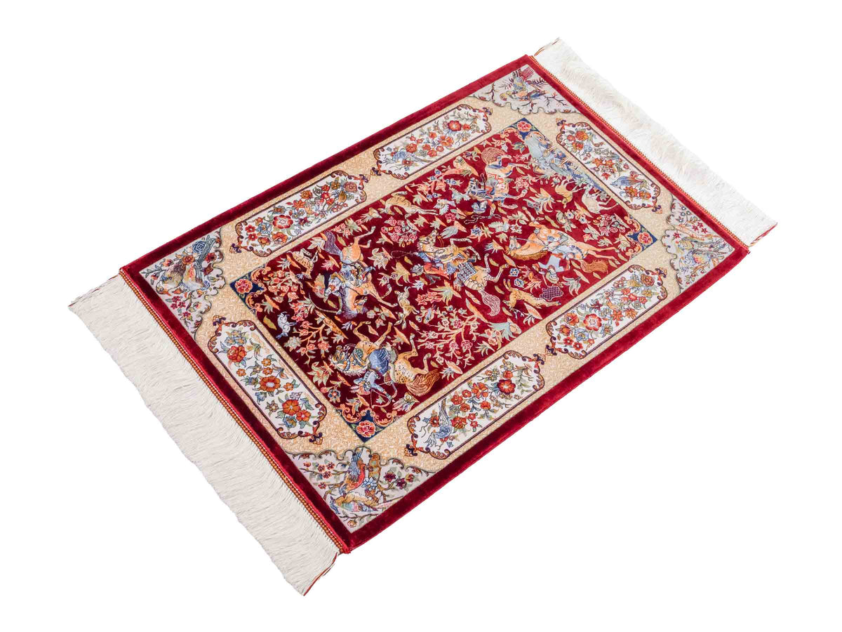 Ghom Maschinenteppich "Fariborz" 90 x 60 cm, mit Jagdmotiv, Rot-Beige, aus pflanzlicher Seide (Viskose), Hand-Finished. Teppichnummer: V25RB054H. Persian Luxury Collection by Khademi. Made in Iran / Persia – Vertrieb durch JUPITER Intl.