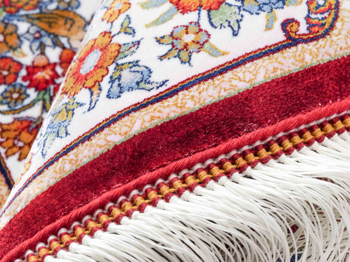 Ghom Maschinenteppich "Fariborz" 90 x 60 cm, mit Jagdmotiv, Rot-Beige, aus pflanzlicher Seide (Viskose), Hand-Finished. Teppichnummer: V25RB054H. Persian Luxury Collection by Khademi. Made in Iran / Persia – Vertrieb durch JUPITER Intl.