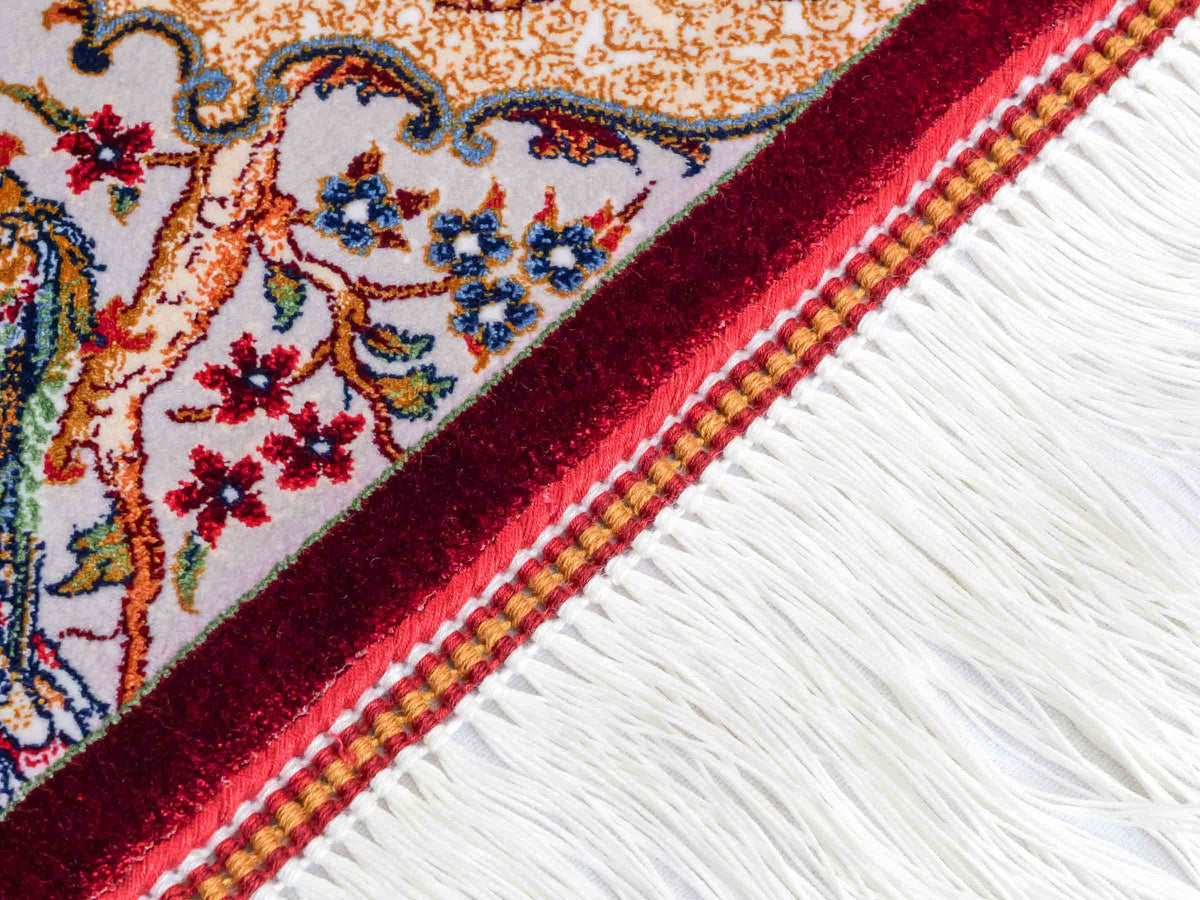 Ghom Maschinenteppich "Fariborz" 90 x 60 cm, mit Jagdmotiv, Rot-Beige, aus pflanzlicher Seide (Viskose), Hand-Finished. Teppichnummer: V25RB054H. Persian Luxury Collection by Khademi. Made in Iran / Persia – Vertrieb durch JUPITER Intl.