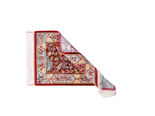 Ghom Maschinenteppich "Fariborz" 90 x 60 cm, mit Jagdmotiv, Rot-Beige, aus pflanzlicher Seide (Viskose), Hand-Finished. Teppichnummer: V25RB054H. Persian Luxury Collection by Khademi. Made in Iran / Persia – Vertrieb durch JUPITER Intl.