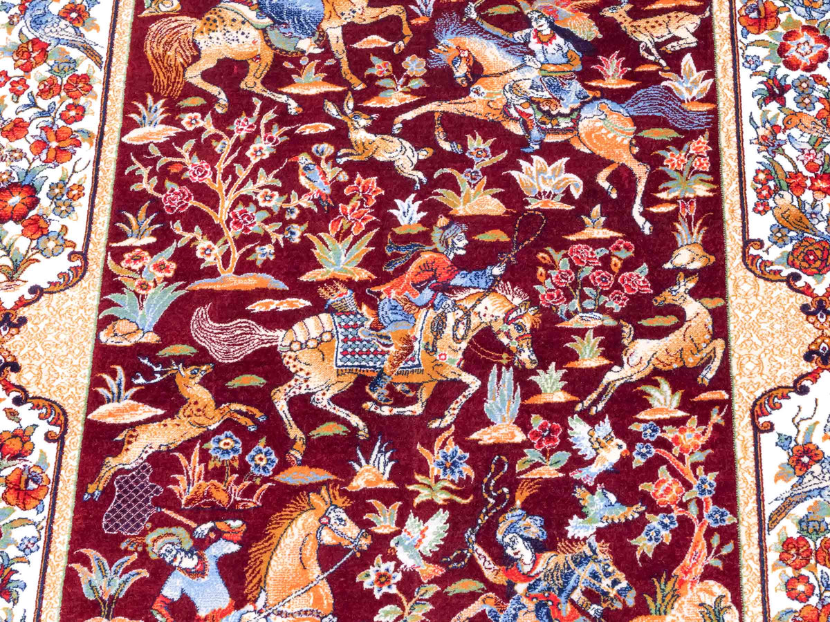 Ghom Maschinenteppich "Fariborz" 90 x 60 cm, mit Jagdmotiv, Rot-Beige, aus pflanzlicher Seide (Viskose), Hand-Finished. Teppichnummer: V25RB054H. Persian Luxury Collection by Khademi. Made in Iran / Persia – Vertrieb durch JUPITER Intl.