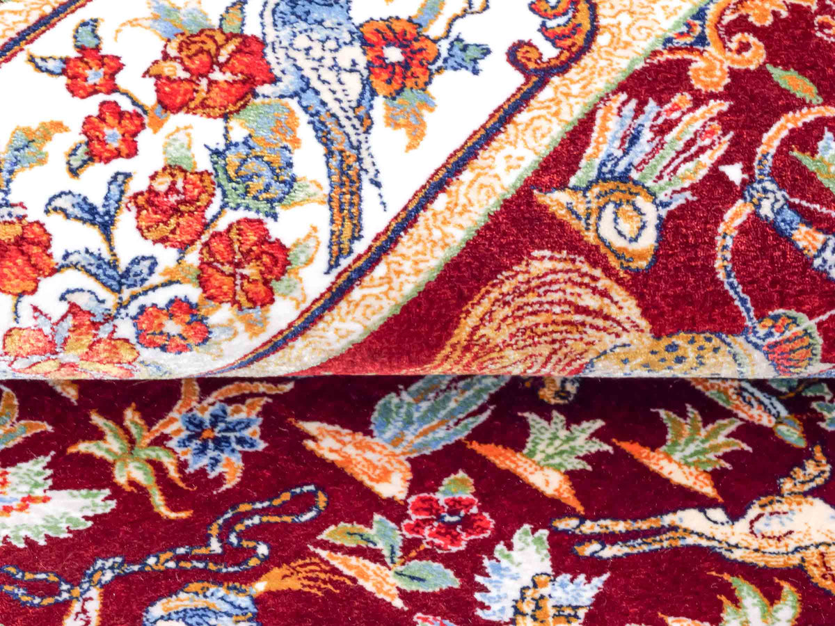 Ghom Maschinenteppich "Fariborz" 90 x 60 cm, mit Jagdmotiv, Rot-Beige, aus pflanzlicher Seide (Viskose), Hand-Finished. Teppichnummer: V25RB054H. Persian Luxury Collection by Khademi. Made in Iran / Persia – Vertrieb durch JUPITER Intl.