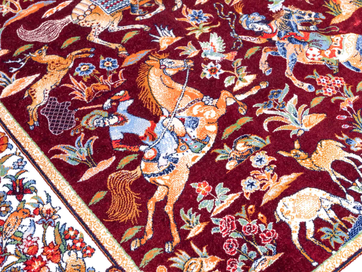 Ghom Maschinenteppich "Fariborz" 90 x 60 cm, mit Jagdmotiv, Rot-Beige, aus pflanzlicher Seide (Viskose), Hand-Finished. Teppichnummer: V25RB054H. Persian Luxury Collection by Khademi. Made in Iran / Persia – Vertrieb durch JUPITER Intl.