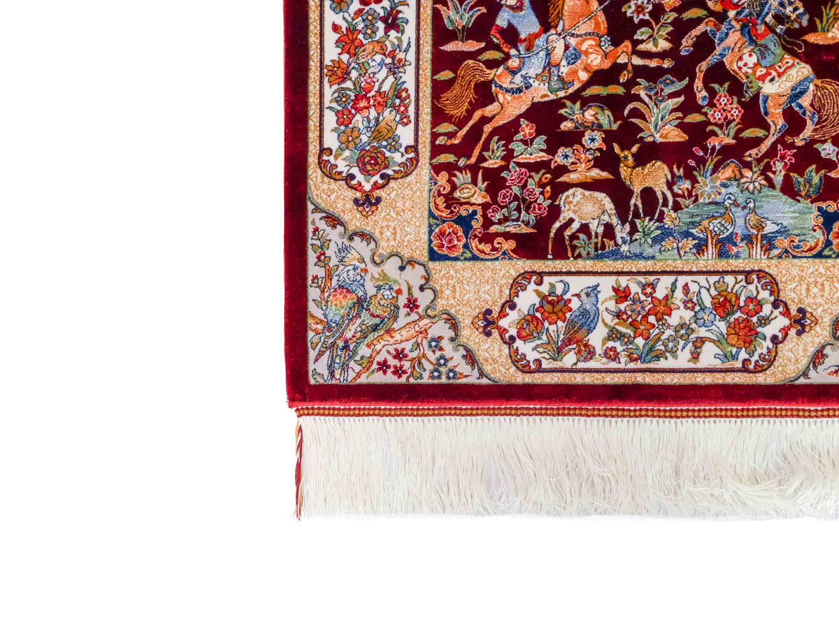 Ghom Maschinenteppich "Fariborz" 90 x 60 cm, mit Jagdmotiv, Rot-Beige, aus pflanzlicher Seide (Viskose), Hand-Finished. Teppichnummer: V25RB054H. Persian Luxury Collection by Khademi. Made in Iran / Persia – Vertrieb durch JUPITER Intl.