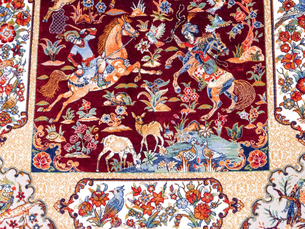 Ghom Maschinenteppich "Fariborz" 90 x 60 cm, mit Jagdmotiv, Rot-Beige, aus pflanzlicher Seide (Viskose), Hand-Finished. Teppichnummer: V25RB054H. Persian Luxury Collection by Khademi. Made in Iran / Persia – Vertrieb durch JUPITER Intl.