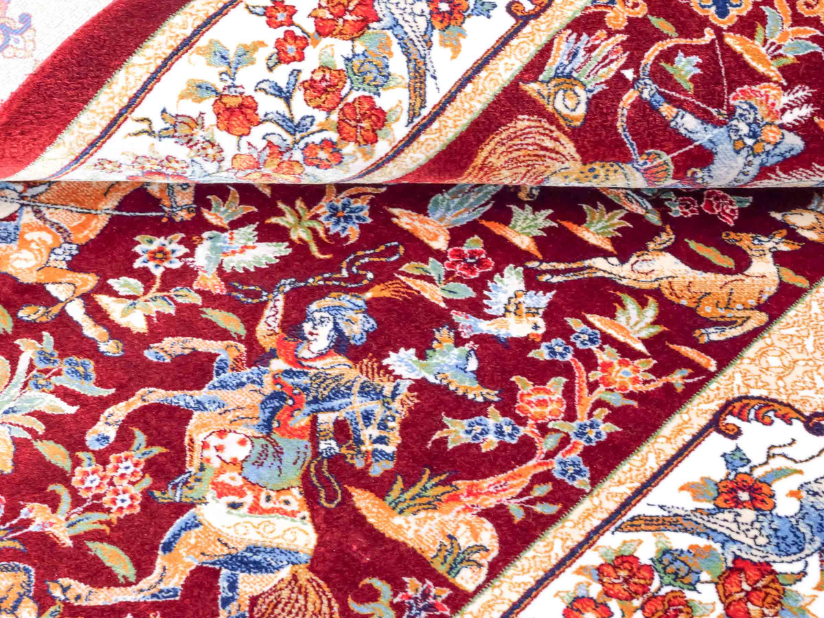 Ghom Maschinenteppich "Fariborz" 90 x 60 cm, mit Jagdmotiv, Rot-Beige, aus pflanzlicher Seide (Viskose), Hand-Finished. Teppichnummer: V25RB054H. Persian Luxury Collection by Khademi. Made in Iran / Persia – Vertrieb durch JUPITER Intl.