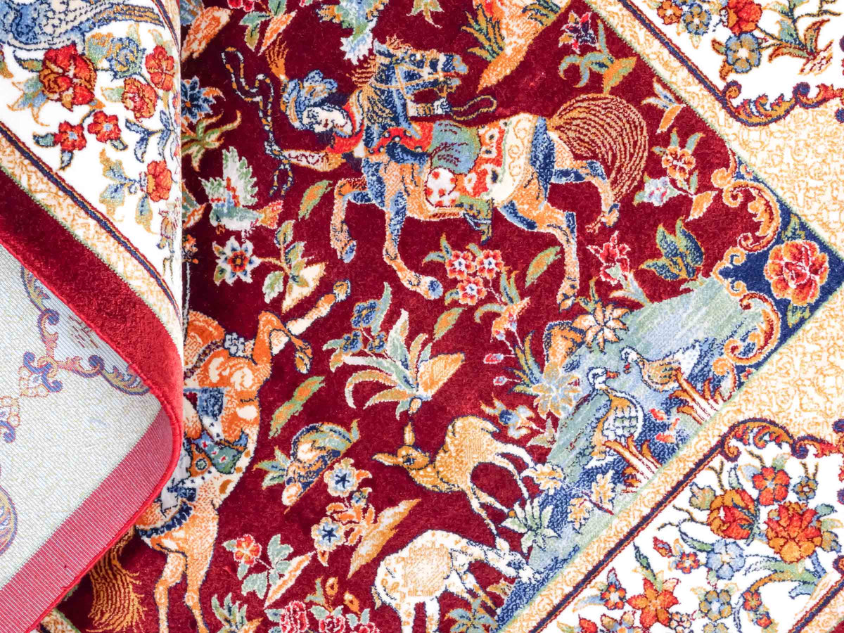 Ghom Maschinenteppich "Fariborz" 90 x 60 cm, mit Jagdmotiv, Rot-Beige, aus pflanzlicher Seide (Viskose), Hand-Finished. Teppichnummer: V25RB054H. Persian Luxury Collection by Khademi. Made in Iran / Persia – Vertrieb durch JUPITER Intl.