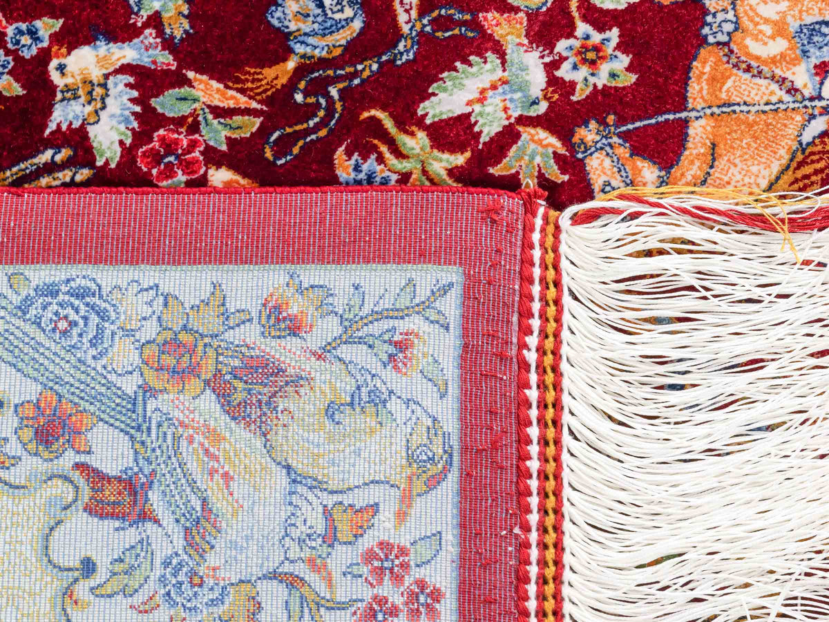 Ghom Maschinenteppich "Fariborz" 90 x 60 cm, mit Jagdmotiv, Rot-Beige, aus pflanzlicher Seide (Viskose), Hand-Finished. Teppichnummer: V25RB054H. Persian Luxury Collection by Khademi. Made in Iran / Persia – Vertrieb durch JUPITER Intl.