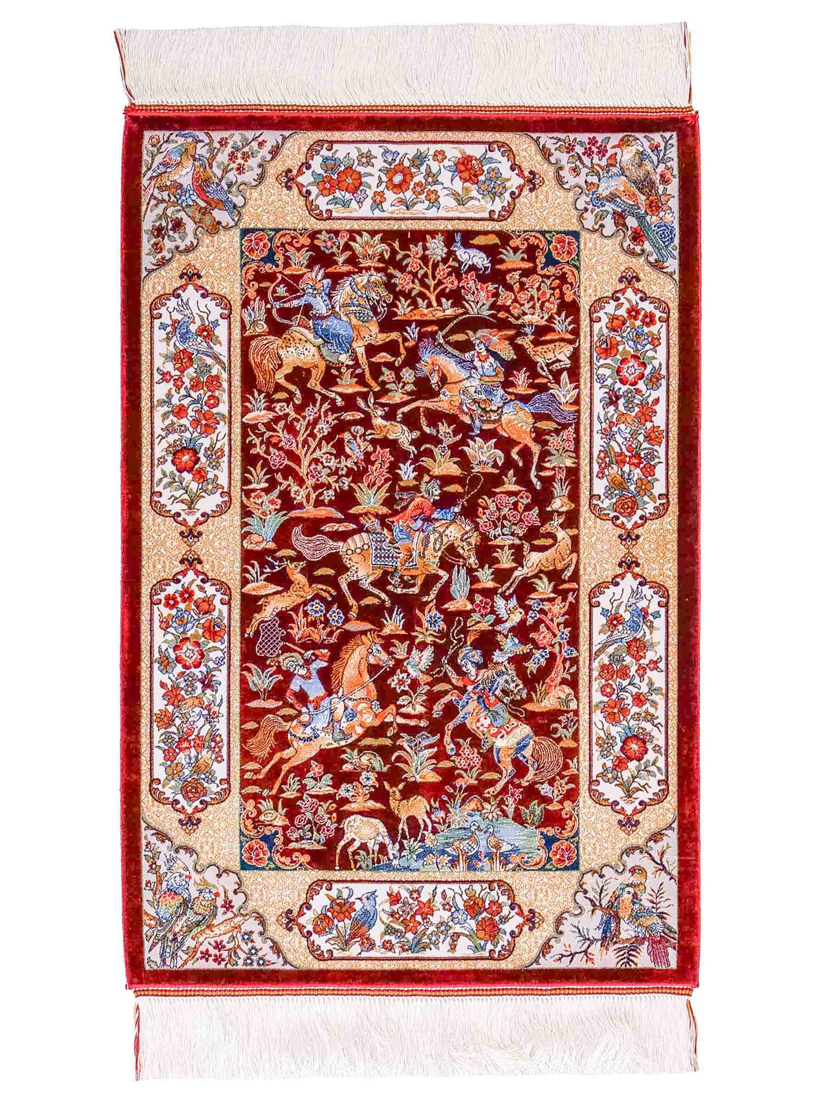 Ghom Maschinenteppich "Fariborz" 90 x 60 cm, mit Jagdmotiv, Rot-Beige, aus pflanzlicher Seide (Viskose), Hand-Finished. Teppichnummer: V25RB054H. Persian Luxury Collection by Khademi. Made in Iran / Persia – Vertrieb durch JUPITER Intl.