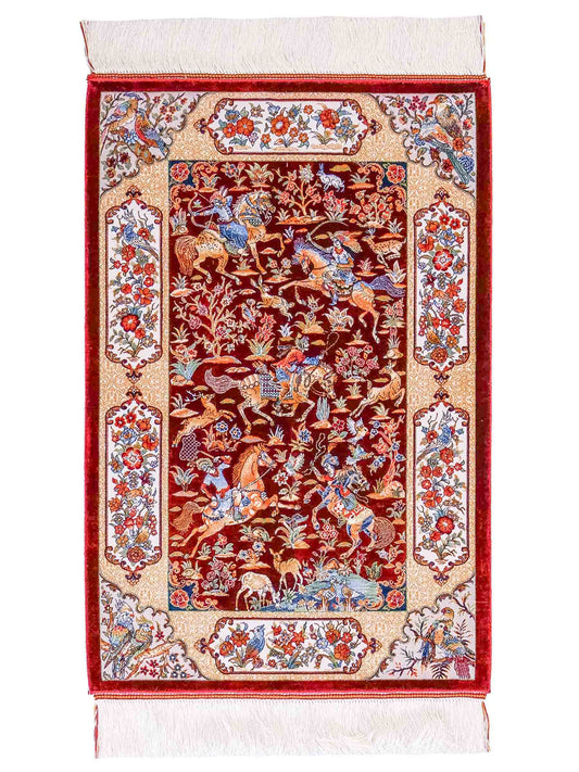 Ghom Maschinenteppich "Fariborz" 90 x 60 cm, mit Jagdmotiv, Rot-Beige, aus pflanzlicher Seide (Viskose), Hand-Finished. Teppichnummer: V25RB054H. Persian Luxury Collection by Khademi. Made in Iran / Persia – Vertrieb durch JUPITER Intl.