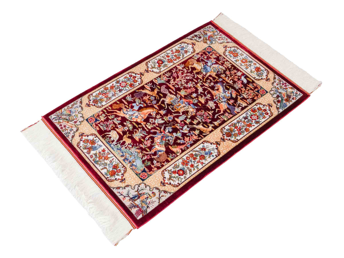 Ghom Maschinenteppich "Fariborz" 90 x 60 cm, mit Jagdmotiv, Rot-Beige, aus pflanzlicher Seide (Viskose), Hand-Finished. Teppichnummer: V25RB054H. Persian Luxury Collection by Khademi. Made in Iran / Persia – Vertrieb durch JUPITER Intl.