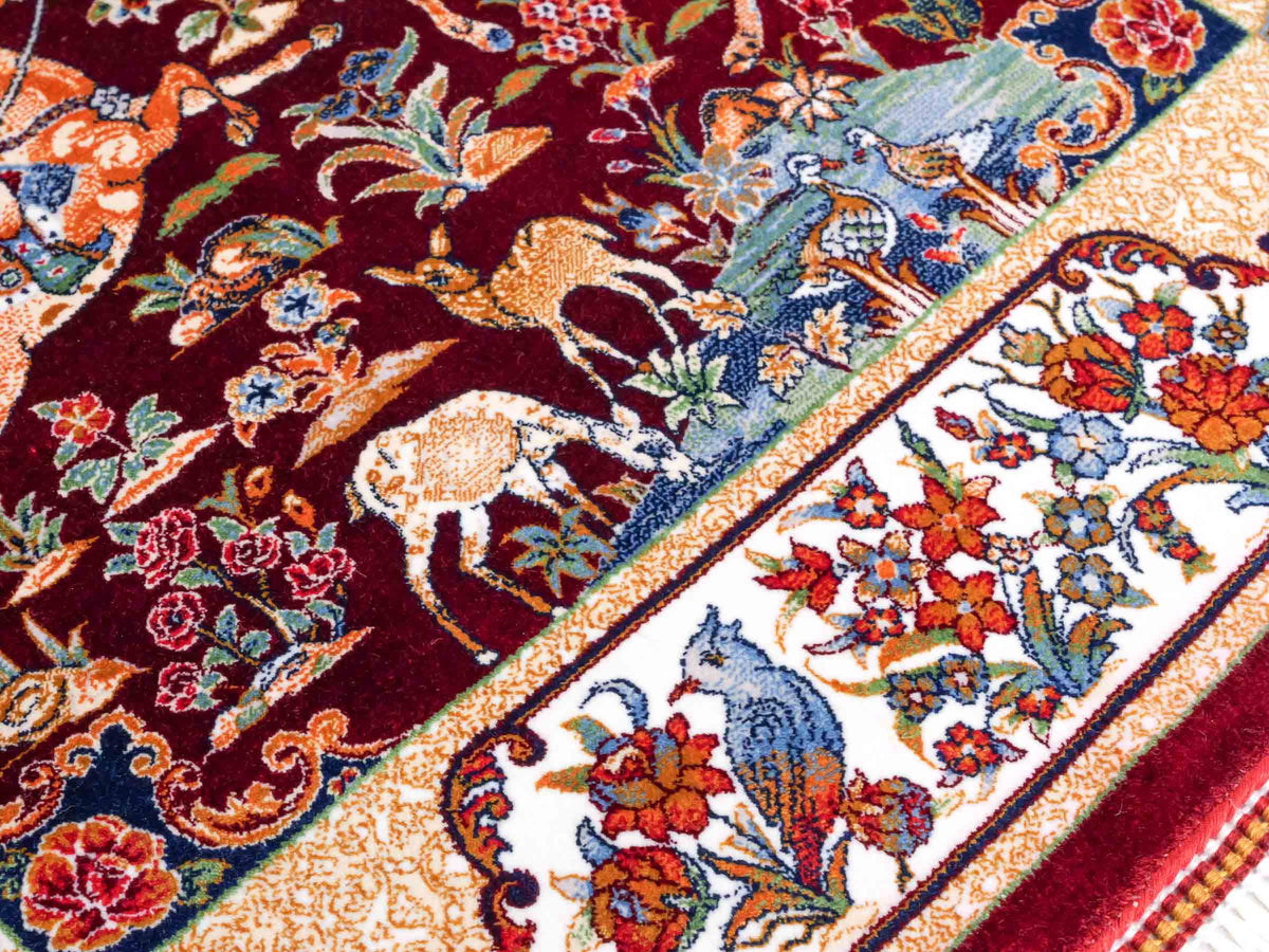 Ghom Maschinenteppich "Fariborz" 90 x 60 cm, mit Jagdmotiv, Rot-Beige, aus pflanzlicher Seide (Viskose), Hand-Finished. Teppichnummer: V25RB054H. Persian Luxury Collection by Khademi. Made in Iran / Persia – Vertrieb durch JUPITER Intl.