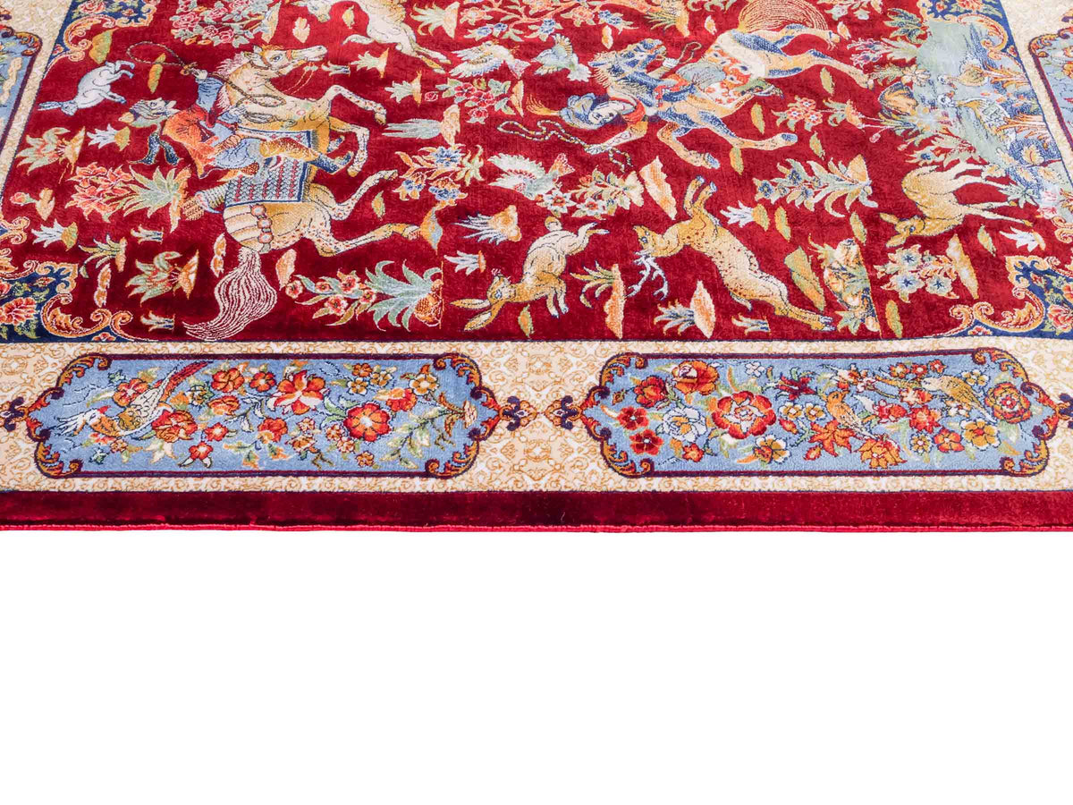 Ghom Maschinenteppich "Fariborz" 90 x 60 cm, mit Jagdmotiv, Rot-Blau, aus pflanzlicher Seide (Viskose), Hand-Finished. Teppichnummer: V25RL054H. Persian Luxury Collection by Khademi. Made in Iran / Persia – Vertrieb durch JUPITER Intl.