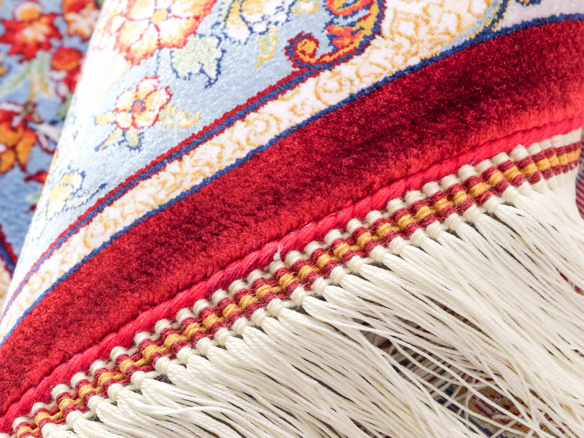 Ghom Maschinenteppich "Fariborz" 90 x 60 cm, mit Jagdmotiv, Rot-Blau, aus pflanzlicher Seide (Viskose), Hand-Finished. Teppichnummer: V25RL054H. Persian Luxury Collection by Khademi. Made in Iran / Persia – Vertrieb durch JUPITER Intl.