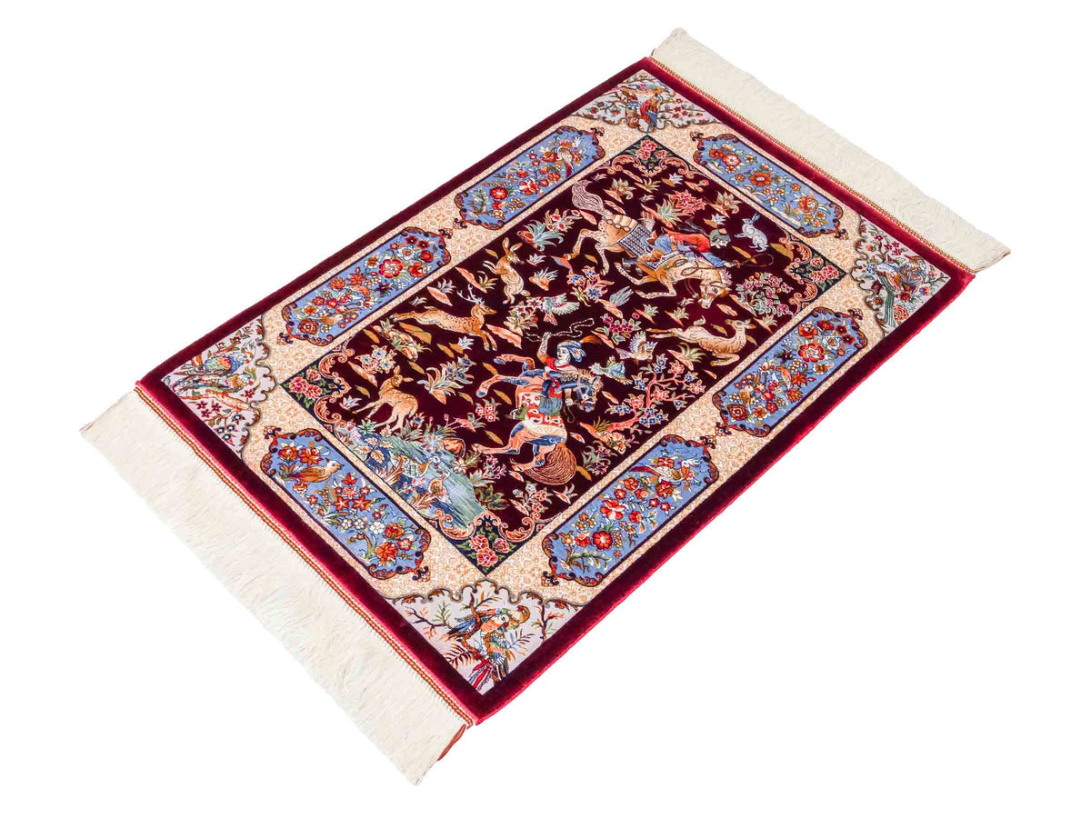 Ghom Maschinenteppich "Fariborz" 90 x 60 cm, mit Jagdmotiv, Rot-Blau, aus pflanzlicher Seide (Viskose), Hand-Finished. Teppichnummer: V25RL054H. Persian Luxury Collection by Khademi. Made in Iran / Persia – Vertrieb durch JUPITER Intl.