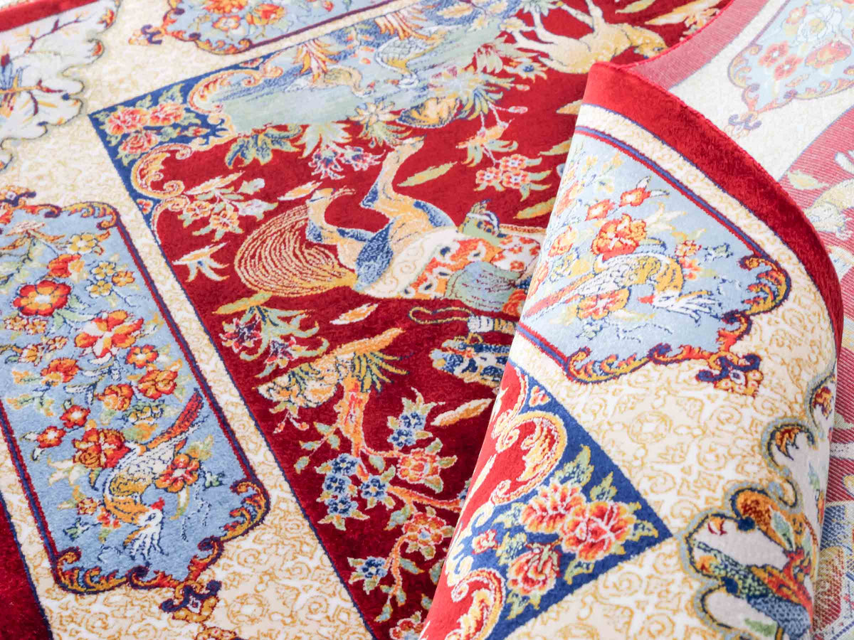 Ghom Maschinenteppich "Fariborz" 90 x 60 cm, mit Jagdmotiv, Rot-Blau, aus pflanzlicher Seide (Viskose), Hand-Finished. Teppichnummer: V25RL054H. Persian Luxury Collection by Khademi. Made in Iran / Persia – Vertrieb durch JUPITER Intl.