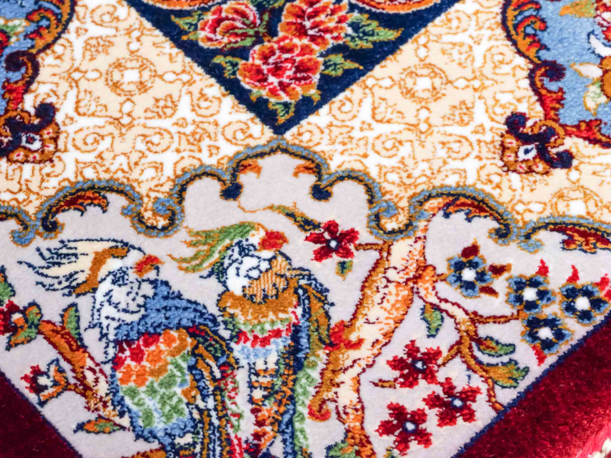 Ghom Maschinenteppich "Fariborz" 90 x 60 cm, mit Jagdmotiv, Rot-Blau, aus pflanzlicher Seide (Viskose), Hand-Finished. Teppichnummer: V25RL054H. Persian Luxury Collection by Khademi. Made in Iran / Persia – Vertrieb durch JUPITER Intl.