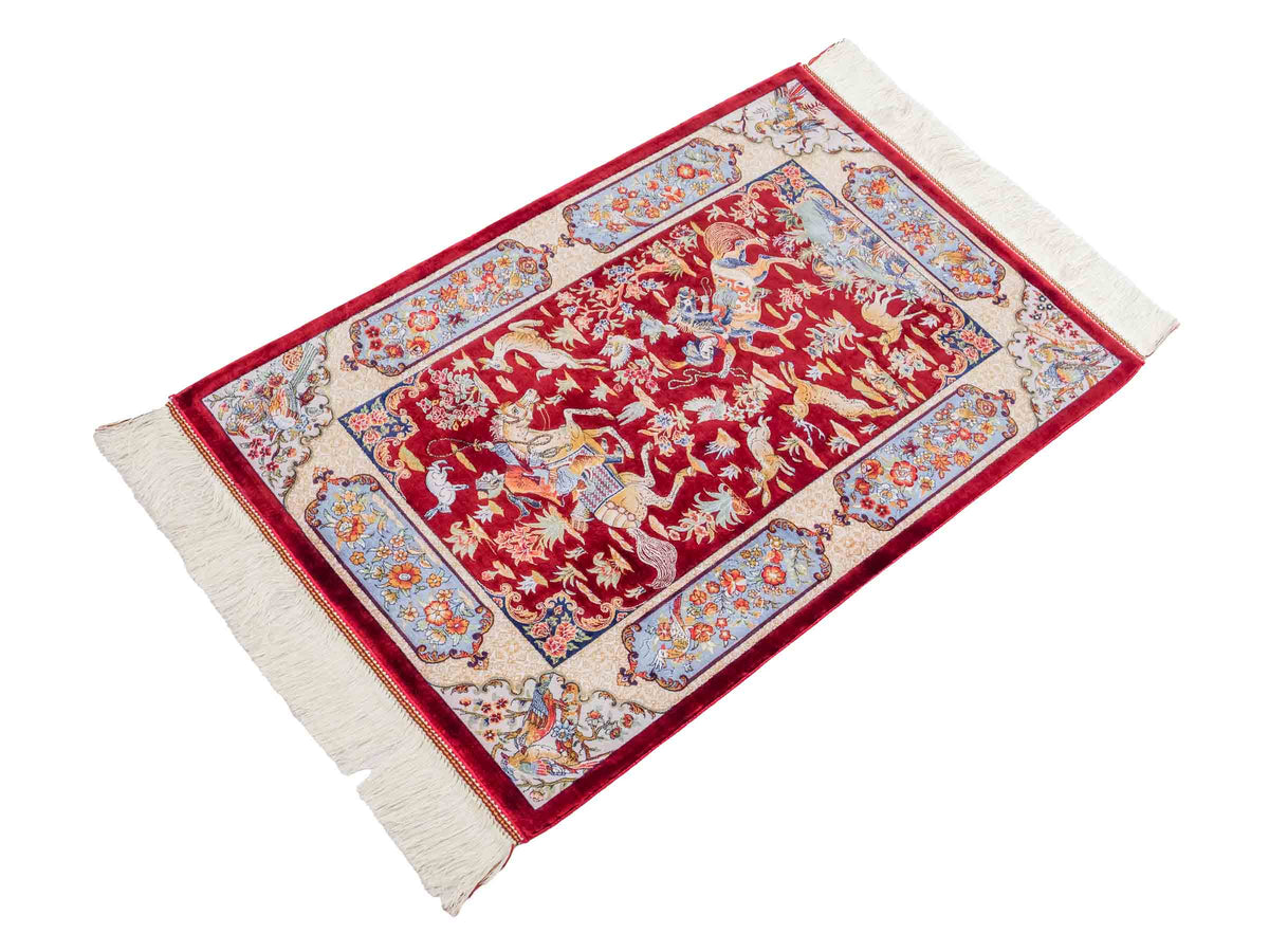 Ghom Maschinenteppich "Fariborz" 90 x 60 cm, mit Jagdmotiv, Rot-Blau, aus pflanzlicher Seide (Viskose), Hand-Finished. Teppichnummer: V25RL054H. Persian Luxury Collection by Khademi. Made in Iran / Persia – Vertrieb durch JUPITER Intl.