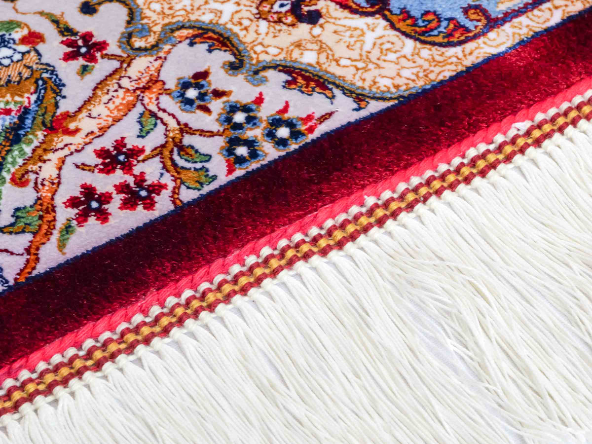 Ghom Maschinenteppich "Fariborz" 90 x 60 cm, mit Jagdmotiv, Rot-Blau, aus pflanzlicher Seide (Viskose), Hand-Finished. Teppichnummer: V25RL054H. Persian Luxury Collection by Khademi. Made in Iran / Persia – Vertrieb durch JUPITER Intl.
