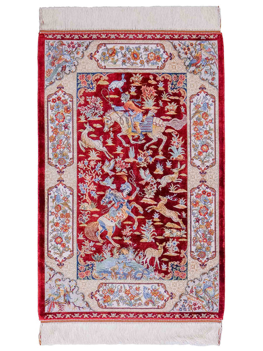 Ghom Maschinenteppich "Fariborz" 90 x 60 cm, mit Jagdmotiv, Rot, aus pflanzlicher Seide (Viskose), Hand-Finished. Teppichnummer: V25RD054H. Persian Luxury Collection by Khademi. Made in Iran / Persia – Vertrieb durch JUPITER Intl.
