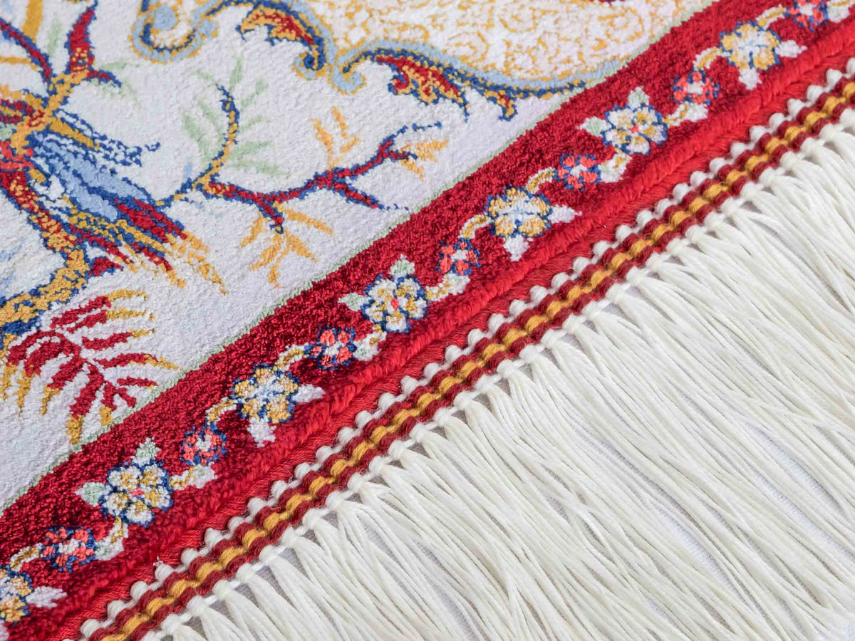 Ghom Maschinenteppich "Fariborz" 90 x 60 cm, mit Jagdmotiv, Rot, aus pflanzlicher Seide (Viskose), Hand-Finished. Teppichnummer: V25RD054H. Persian Luxury Collection by Khademi. Made in Iran / Persia – Vertrieb durch JUPITER Intl.