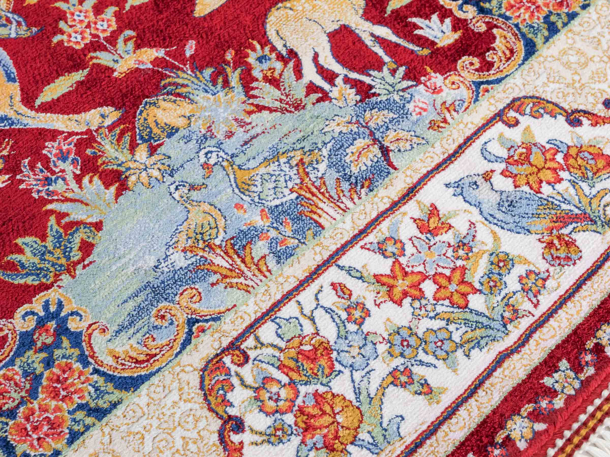 Ghom Maschinenteppich "Fariborz" 90 x 60 cm, mit Jagdmotiv, Rot, aus pflanzlicher Seide (Viskose), Hand-Finished. Teppichnummer: V25RD054H. Persian Luxury Collection by Khademi. Made in Iran / Persia – Vertrieb durch JUPITER Intl.