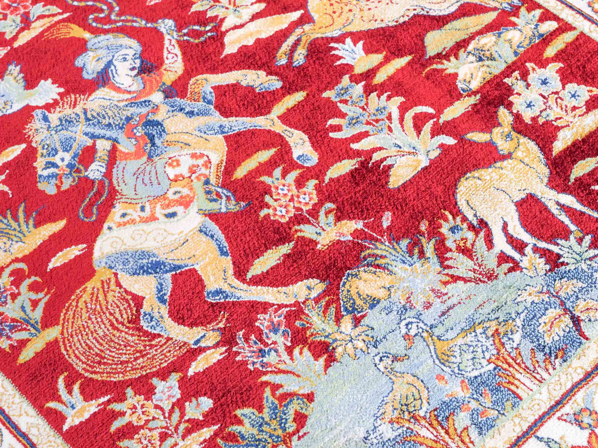 Ghom Maschinenteppich "Fariborz" 90 x 60 cm, mit Jagdmotiv, Rot, aus pflanzlicher Seide (Viskose), Hand-Finished. Teppichnummer: V25RD054H. Persian Luxury Collection by Khademi. Made in Iran / Persia – Vertrieb durch JUPITER Intl.
