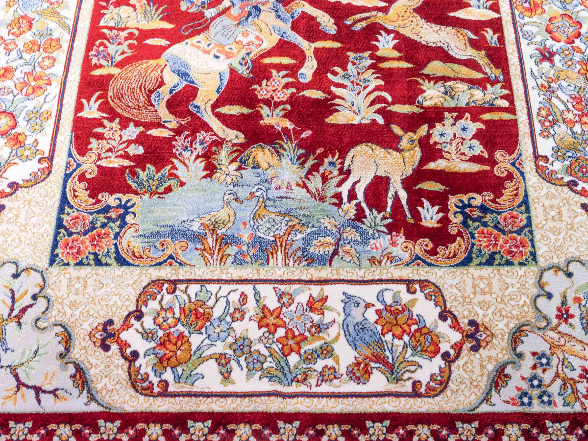 Ghom Maschinenteppich "Fariborz" 90 x 60 cm, mit Jagdmotiv, Rot, aus pflanzlicher Seide (Viskose), Hand-Finished. Teppichnummer: V25RD054H. Persian Luxury Collection by Khademi. Made in Iran / Persia – Vertrieb durch JUPITER Intl.