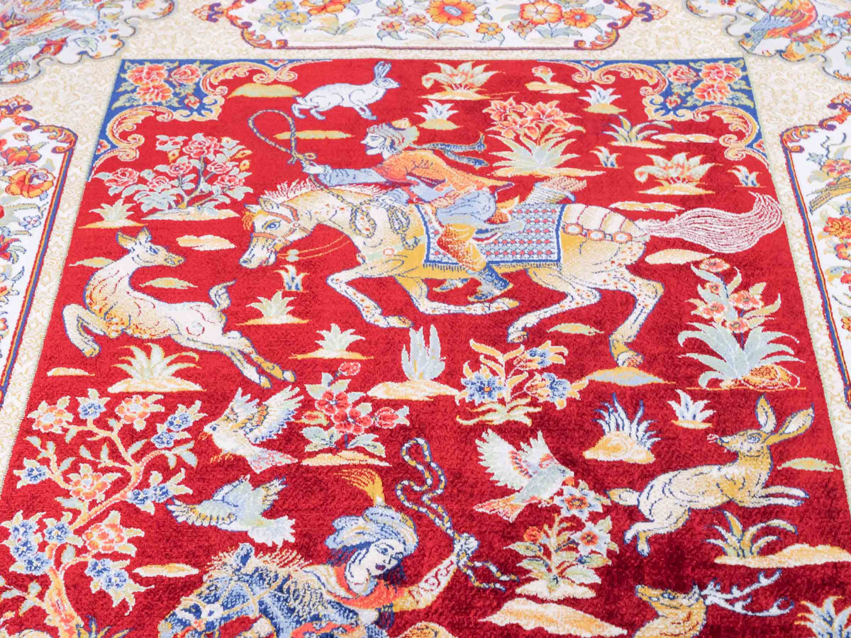 Ghom Maschinenteppich "Fariborz" 90 x 60 cm, mit Jagdmotiv, Rot, aus pflanzlicher Seide (Viskose), Hand-Finished. Teppichnummer: V25RD054H. Persian Luxury Collection by Khademi. Made in Iran / Persia – Vertrieb durch JUPITER Intl.