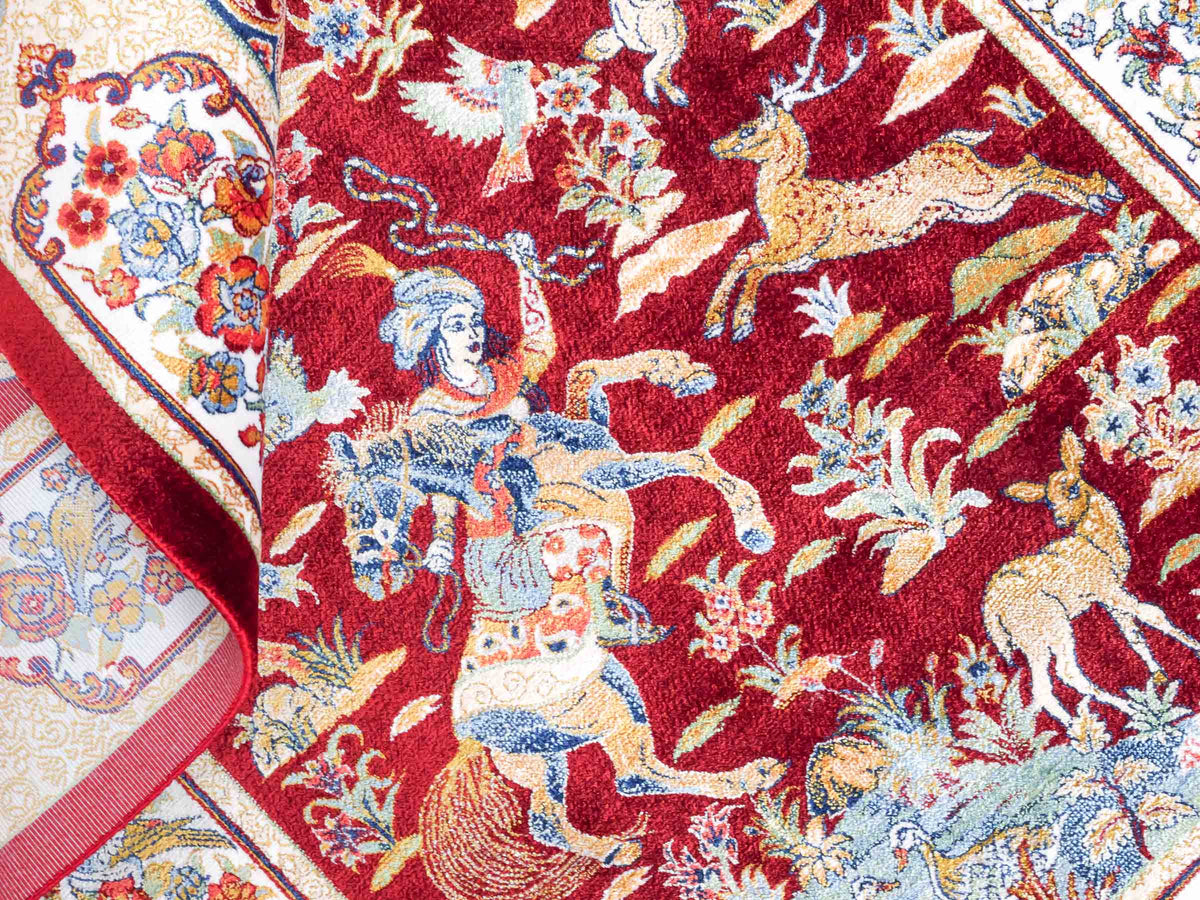 Ghom Maschinenteppich "Fariborz" 90 x 60 cm, mit Jagdmotiv, Rot, aus pflanzlicher Seide (Viskose), Hand-Finished. Teppichnummer: V25RD054H. Persian Luxury Collection by Khademi. Made in Iran / Persia – Vertrieb durch JUPITER Intl.