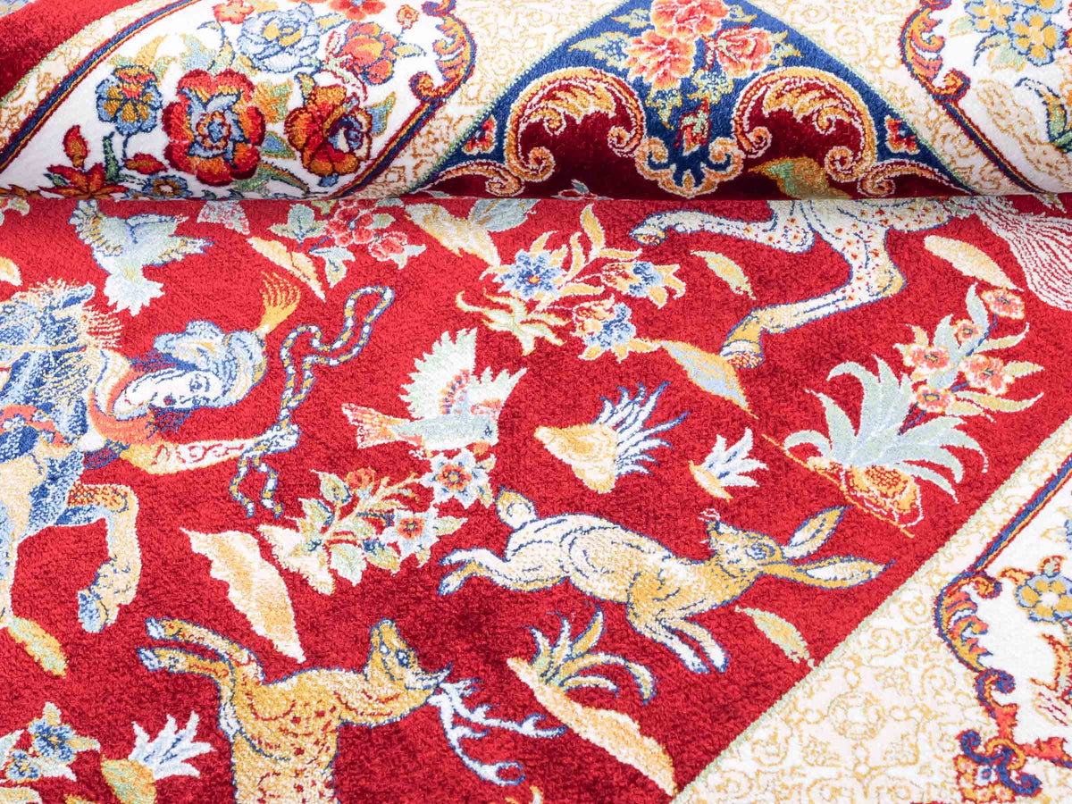 Ghom Maschinenteppich "Fariborz" 90 x 60 cm, mit Jagdmotiv, Rot, aus pflanzlicher Seide (Viskose), Hand-Finished. Teppichnummer: V25RD054H. Persian Luxury Collection by Khademi. Made in Iran / Persia – Vertrieb durch JUPITER Intl.
